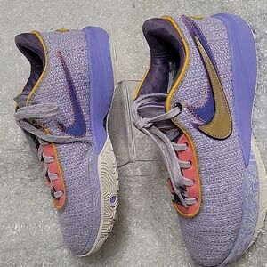 EUC Men's Lebron XX Violet Frost/Metallic Gold Sneaker - size 8